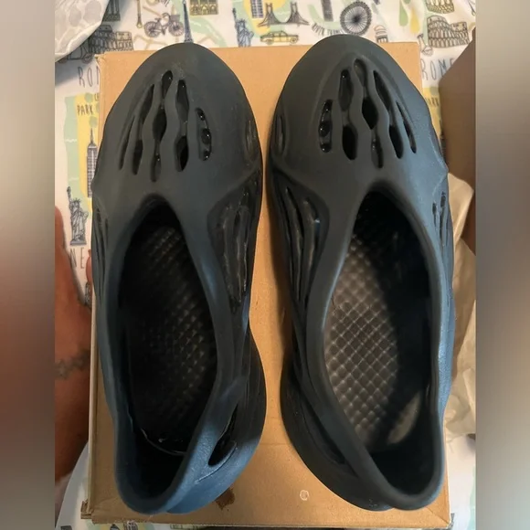 Yeezy kids foam runner size 13 color mineral black